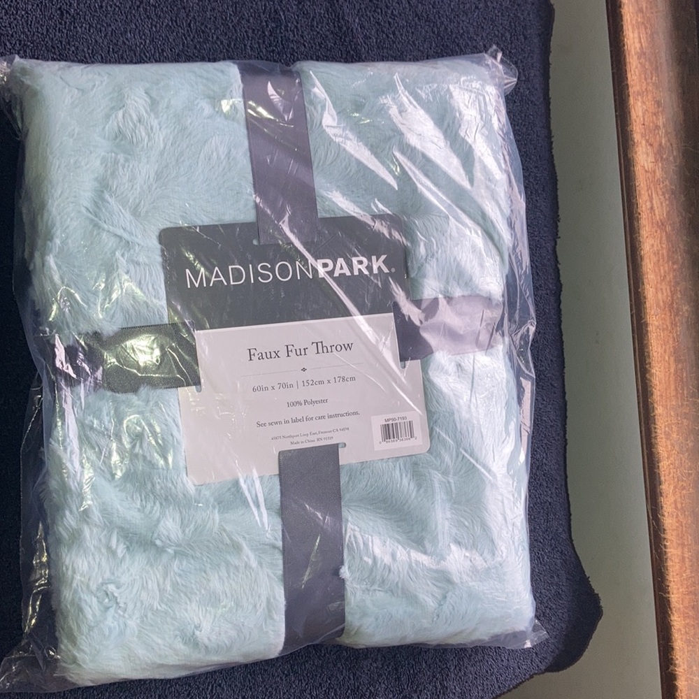 Relisted Madison Park faux fur throw blanket 60 X 70 in - Picture 9 of 14